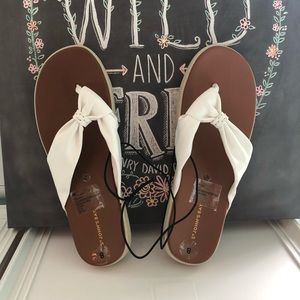 St John’s Bay white bow sandal flip flops sz 8